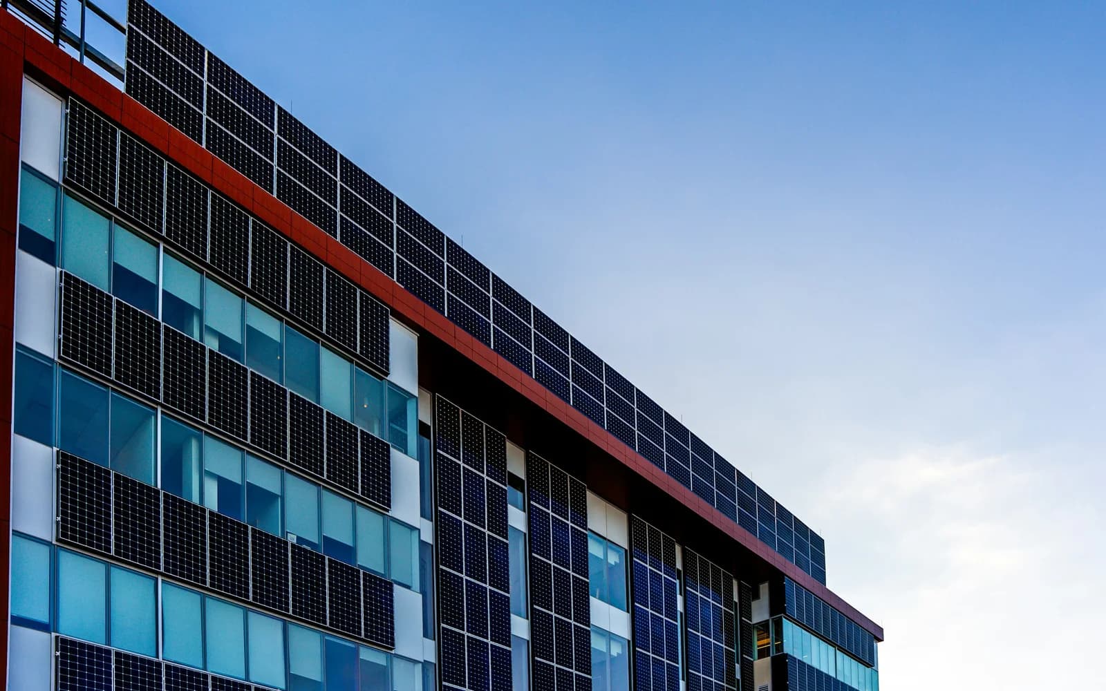 Stockfoto eines modernen Gebäudes mit Photovoltaik als Bild für den Wachstumsmarkt Energie und Immobilien